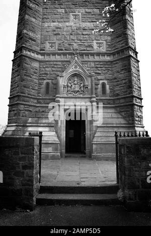 BRISTOL, GROSSBRITANNIEN - 8. APRIL 2019. Der Cabot Tower ist ein denkmalgeschütztes Gebäude der Klasse II, das in den 1890er Jahren erbaut wurde und sich in einem öffentlichen Park auf dem Brandon Hill zwischen der Stadt befindet Stockfoto