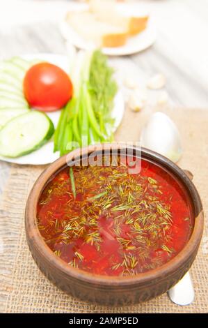 Ukrainische Borsch mit grünen Zwiebeln, Brot und Knoblauch. Nationale Lebensmittel Stockfoto