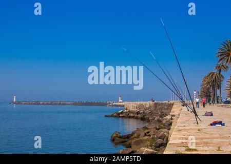 Porto, PORTUGAL - MAI 2018: Angelpfosten an einem sonnigen frühen Frühlingstag an der schönen Promenade entlang der Küste von Porto nahe der Flussmünde des Douro Stockfoto