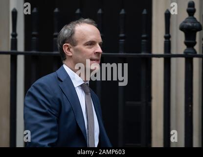 Downing Street, London, Großbritannien. Januar 2020. Dominic Raab, Staatssekretär für Auswärtige und Commonwealth-Angelegenheiten, Außenminister, in der Downing Street für die wöchentliche Kabinettssitzung. Kredit: Malcolm Park/Alamy. Stockfoto