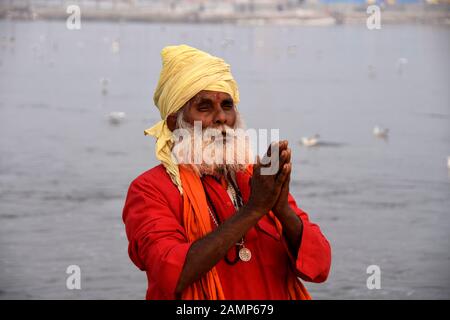 Allahabad, Indien. Januar 2020. Allahabad: Ein Sadhu bietet nach dem heiligen Bad in Sangam, dem Zusammenfluss von drei heiligen Flüssen die Yamuna, die Ganges und die sagenhafte Saraswati, während des Magh Mela Festivals in Prayagraj, Uttar Pradesh, Indien, Dienstag, 14. Januar 2020, ein Gebet an. (Foto von Prabhat Kumar Verma/Pacific Press) Credit: Pacific Press Agency/Alamy Live News Stockfoto