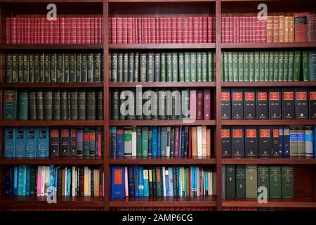 Bücherregal von Irish Legal Books Stockfoto