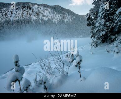 Schnee Eibsee und Zugspitze im perfekten Licht Stockfoto