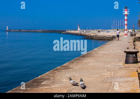 Porto, PORTUGAL - MAI 2018: Sonniger Frühlingstag an der schönen Promenade entlang der Küste von Porto nahe der Flussmünde von Douro Stockfoto