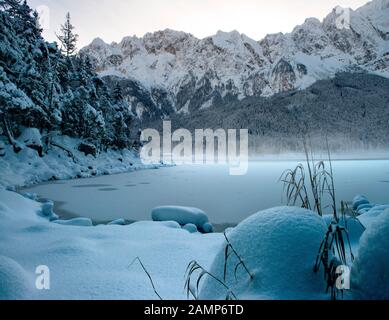 Schnee Eibsee und Zugspitze im perfekten Licht Stockfoto