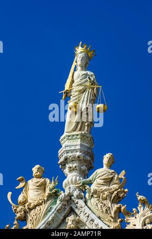 Detailansicht der Marmorstatuen auf die Basilika und die Kathedrale von San Marco in Venedig, Italien Stockfoto