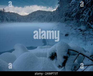 Schnee Eibsee und Zugspitze im perfekten Licht Stockfoto