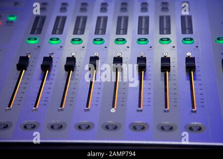 Fader Schalter auf einer Audio Mischpult Konsole. Stockfoto