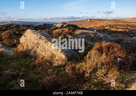 Gritstone Felsbrocken am Baslow Edge und Blick in Richtung Curbar Edge, Peak District National Park, Derbyshire Stockfoto