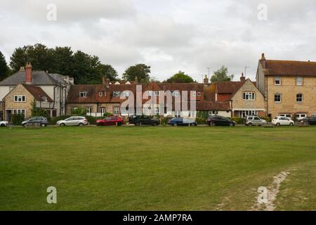 Häuser auf Dorfgrün in Alfriston, East Sussex, England Stockfoto