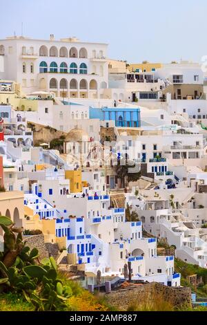 Fira oder Thira, Griechenland Panoramaaussicht auf der Insel Santorini mit bunten Häusern auf hohen vulkanischen Felsen Stockfoto