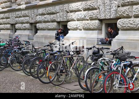 Leipzig, DEUTSCHLAND - 9. MAI 2018: Studenten studieren in der Universitätsbibliothek Leipzig (Albertina) in Deutschland. Leipzig ist mit die zehntgrößte Stadt Deutschlands Stockfoto