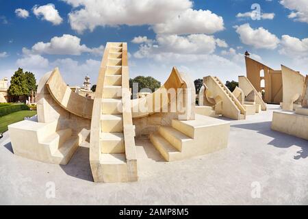 Jantar Mantar Sternwarte Komplex am blauen Himmel in Jaipur, Rajasthan, Indien Stockfoto