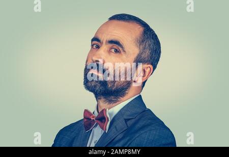 Nahaufnahme des reifen Mannes mit Bart im Seitenprofil, der auf Ihre Kamera blickt, verhüllt, prachtvoll, selbstherrlich. Mixed Race bärtige Modellisola Stockfoto