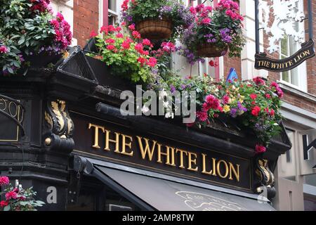 London, Großbritannien - 14. JULI 2019: The White Lion Pub in London. Es ist ein typisches Londoner Pub. In London gibt es mehr als 7.000 Pubs. Stockfoto