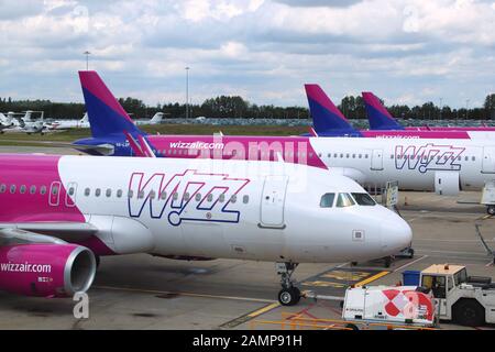 LUTON, Großbritannien - 12 Juli, 2019: Wizz Air Airbus A320-Flotte am Flughafen London Luton in Großbritannien. Es ist in Großbritannien 5 verkehrsreichsten Flughafen Mit 16,5 Millionen jährlichen passe Stockfoto