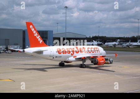 Luton, Großbritannien - 12. JULI 2019: EasyJet Airbus A319 am Flughafen London Luton in Großbritannien. Es ist der am 5. Belebteste Flughafen Großbritanniens mit 16,5 Millionen Passagieren pro Jahr. Stockfoto