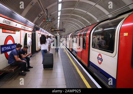London, Großbritannien - 14. JULI 2019: Passagiere der Londoner U-Bahn-Station Bethnal Green. London Underground ist das 11. Verkehrsreichste U-Bahn-System weltweit mit Stockfoto