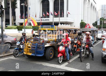 MANILA, Philippinen - Dezember 7, 2017: die Menschen fahren mit dem Jeepney öffentliche Verkehrsmittel in dichtem Verkehr in Manila, Philippinen. Metro Manila ist eines der Th Stockfoto