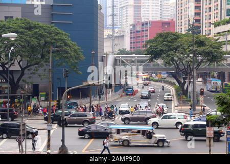 Manila, PHILIPPINEN - 7. DEZEMBER 2017: Straßenverkehr in Makati City, Metro Manila, Philippinen. Metro Manila ist eines der größten städtischen Gebiete in Th Stockfoto