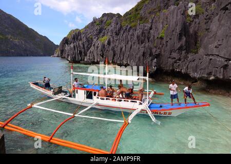 PALAWAN, Philippinen - Dezember 3, 2017: Die Menschen genießen Island Hopping tour in Palawan, Philippinen. 6 Millionen ausländischen Touristen besucht Philippinen im 2. Stockfoto