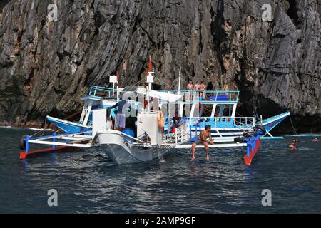 PALAWAN, Philippinen - Dezember 3, 2017: Die Menschen genießen Island Hopping tour in Palawan, Philippinen. 6 Millionen ausländischen Touristen besucht Philippinen im 2. Stockfoto