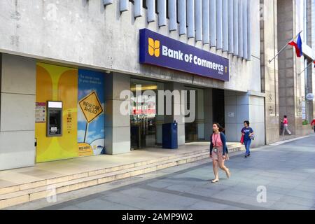 Manila, PHILIPPINEN - 28. NOVEMBER 2017: Bank of Commerce in Manila, Philippinen. Die Bank ist im Besitz der San Miguel Corporation. Er ist auch bekannt Stockfoto