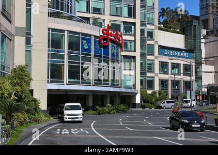 Manila, PHILIPPINEN - 28. NOVEMBER 2017: Einkaufszentren aus dem Glorietta-Park in Makati City, Metro Manila. Metro Manila ist einer der größten Uraba Stockfoto