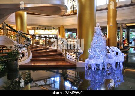 Manila, PHILIPPINEN - 28. NOVEMBER 2017: Weihnachtsdekorationen in der 5-Sterne-Luxuslobby Dusit Thani Manila in Makati City, Metro Manila. Stockfoto