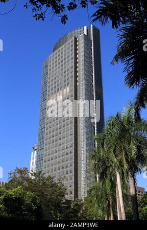 MANILA, Philippinen - November 28, 2017: Ayala Tower ein Wolkenkratzer in Makati City, Metro Manila, Philippinen. Das Gebäude ist der Hauptsitz für Philip Stockfoto