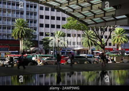 Manila, PHILIPPINEN - 28. NOVEMBER 2017: Menschen gehen an der philippinischen Börse in Makati City, Metro Manila, Philippinen. Stockfoto