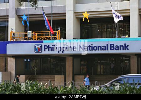 Manila, PHILIPPINEN - 28. NOVEMBER 2017: Filiale der philippinischen Nationalbank in Manila, Philippinen. Die Bank ist im Besitz der LT Group. Stockfoto