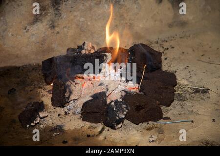 Ein traditionelles Torf Torffeuer. Stockfoto