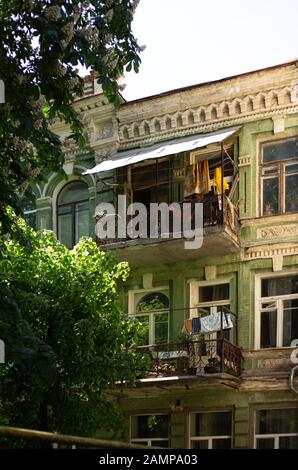 Kiew, Ukraine, 18. Mai 2019. Balkone eines alten Gebäudes im historischen Stadtzentrum Stockfoto