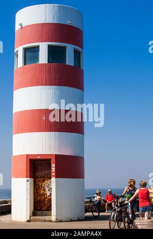 Porto, PORTUGAL - MAI 2018: Menschen, die einen sonnigen frühen Frühlingstag bei den Farolins da Barra do Douro an der schönen Küste von Porto nahe dem Douro RI genießen Stockfoto