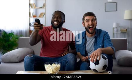 Multirassische Jungs machen tv laut, Finale des Fußballwettbewerbs mit der Nationalmannschaft Stockfoto