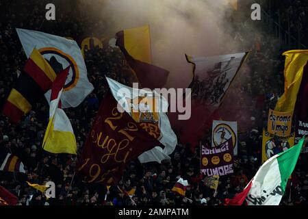 Rom, Italien. Juli 2019. Januar 2020 als Roma-Anhänger während des Serie-A-Spiels zwischen Roma und Juventus im Stadio Olimpico, Rom, Italien. Foto von Luca Pagliaricci. Nur redaktionelle Nutzung, Lizenz für kommerzielle Nutzung erforderlich. Keine Verwendung bei Wetten, Spielen oder einer einzelnen Club-/Liga-/Spielerpublikationen. Kredit: UK Sports Pics Ltd/Alamy Live News Stockfoto