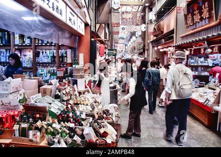 KYOTO, Japan - 19 April, 2012: die Menschen kaufen bei Nishiki Markt in Kyoto, Japan. Einzelhandel in Japan belief sich im Jahr 2011 auf 832.6 Milliarden. Stockfoto