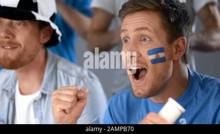 Argentinische Fußballfans feiern den Erfolg der Nationalmannschaft im Wettbewerb Stockfoto