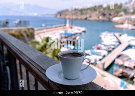 Der alte Hafen von Kaleici aus dem Restaurant mit einer Tasse starken und heißen türkischen Kaffee im Sommertag, Antalya, Türkei Stockfoto