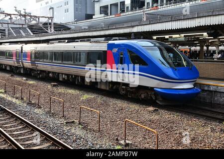 Kyoto, JAPAN - 18. APRIL 2012: Reisende steigen an Bord des Bahnhofs Kyoto in Kyoto, Japan. Es ist Japans zweitgrößter Bahnhof. Das Gebäude ist aus jüngster Zeit Stockfoto