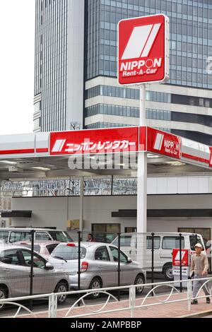 Tokio, JAPAN - 13. APRIL 2012: Man spaziert durch die Nippon Rent-A-Car Office in Tokio. Nippon Rent-A-Car ist einer der ältesten Autovermieter Japans (gefunden Stockfoto