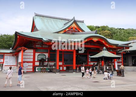 INUYAMA, JAPAN - 3. MAI 2012: Menschen besuchen den Narita-San-Tempel in Inuyama, Japan. Der buddhistische Tempel der Shingon-Sekte wurde 1953 eröffnet. Stockfoto