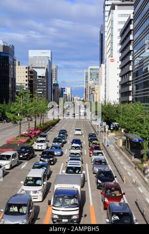 NAGOYA, JAPAN - 3. Mai 2012: Leute fahren in dichtem Verkehr in Nagoya, Japan. Mit 589 Fahrzeugen pro Kopf, Japan ist unter den meisten motorisierten Ländern wor Stockfoto