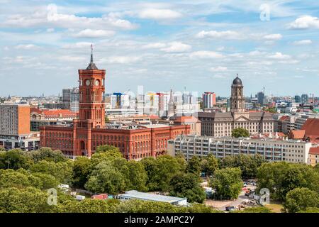 Blick auf das Rote Rathaus, Sitz des Berliner Senats, auf das rechte Alte Rathaus und Die Parochialkirchengemeinde, Berlin-Mitte, Berlin, Deutschland Stockfoto