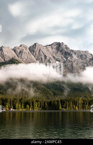 Eibsee vor Zugspitzmassiv mit Zugspitze, tief hängenden Wolken, Wetterstein Range, bei Grainau, Oberbayern, Bayern, Deutschland Stockfoto