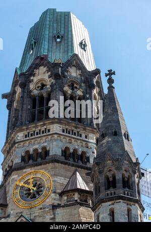Restaurierter Kirchturm der Kaiser-Wilhelm-Gedächtniskirche, Charlottenburg, Berlin, Deutschland Stockfoto