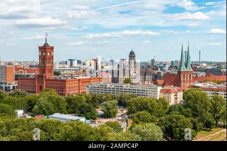 Blick auf das Rote Rathaus, Sitz des Berliner Senats, im hinteren Alten Rathaus und In Der Parochialkirchengemeinde, auf der rechten Nikolai-Kirche, Berlin-Mitte Stockfoto