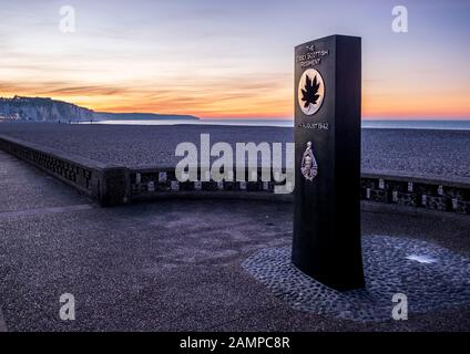Das Denkmal am "Roten Strand" in Bezug auf Verluste während des kanadischen Überfalls auf Dieppe im Jahr 1942. - Der Dieppe-Überfall. Stockfoto