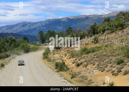 Alter Ford Falcon auf staubiger Schotterstraße, Provinz Neuquen, Argentinien Stockfoto